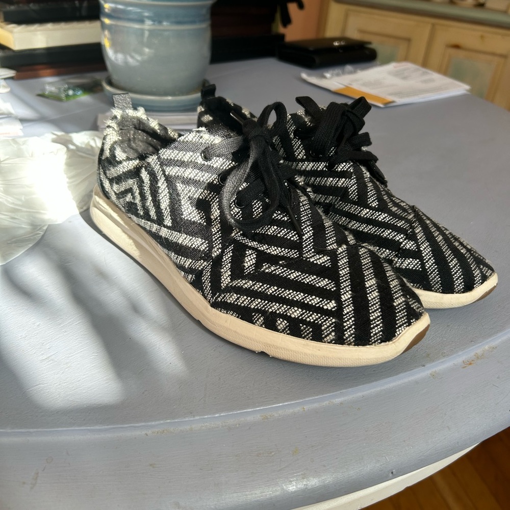 Tom’s shoes